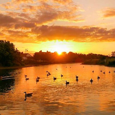 מייבלת'ורפ Romantic Lakeside Cottage By The Beach! With Super Cosy Log Burner! The Perfect Escape To Your Home From Home By The Sea! So Relaxing - You Won'T Want To Leave! Pet Friendly! מראה חיצוני תמונה