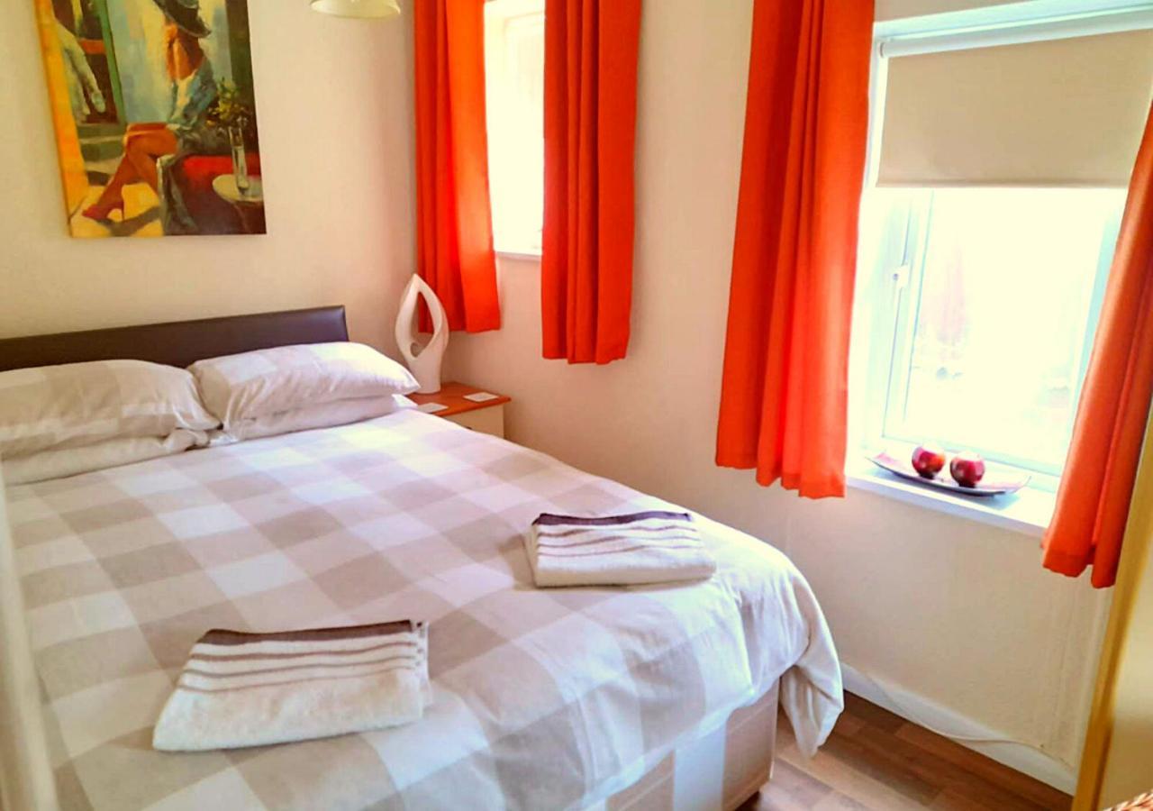 מייבלת'ורפ Romantic Lakeside Cottage By The Beach! With Super Cosy Log Burner! The Perfect Escape To Your Home From Home By The Sea! So Relaxing - You Won'T Want To Leave! Pet Friendly! מראה חיצוני תמונה
